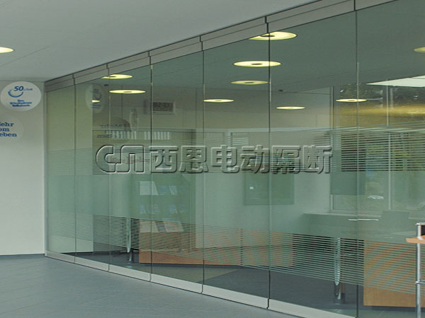 自動隔斷又叫活動隔墻、酒店隔斷、移動隔斷，活動隔斷墻、源于德國技術