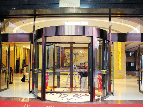 自動旋轉(zhuǎn)門廠家哪家優(yōu)勢最好？自動旋轉(zhuǎn)門廠家報價單