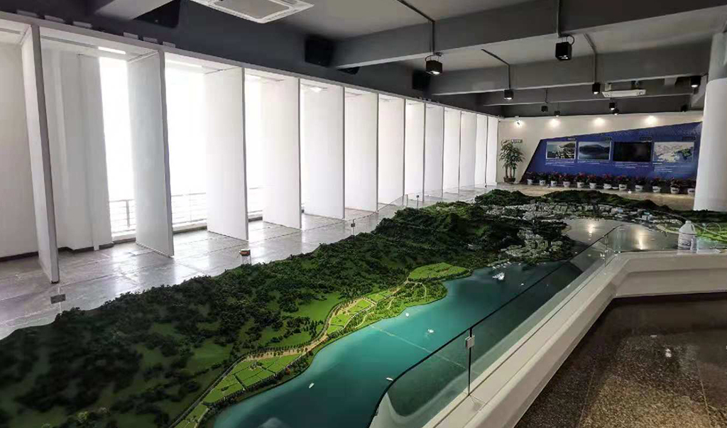 展廳中心旋轉(zhuǎn)電動隔斷